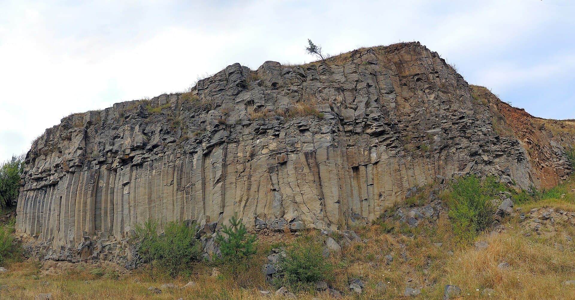 The wall of hexagonal basalt columns at Racoș