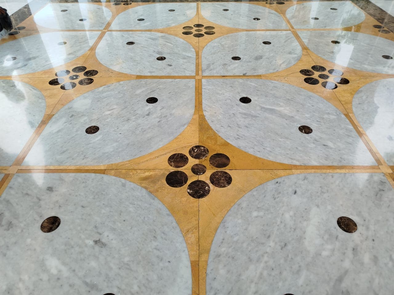 Sheikh Zayed Grand Mosque, Solo