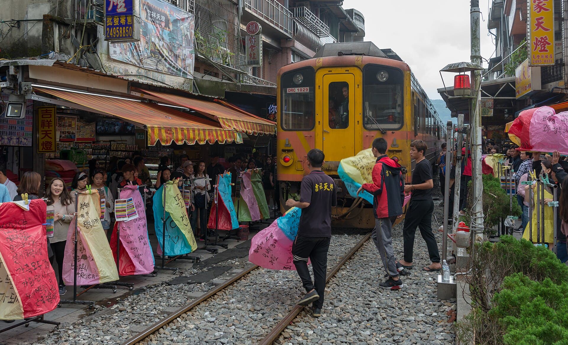 Shifen Old Street and the railway