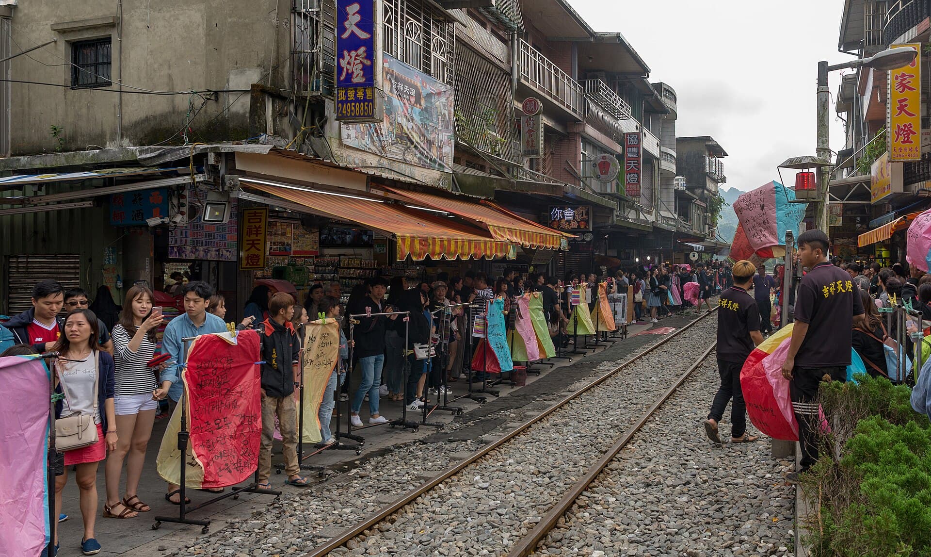 Shifen Old Street and the railway