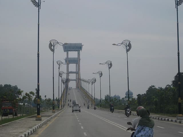 Sultanah Latifah bridge over the Siak River