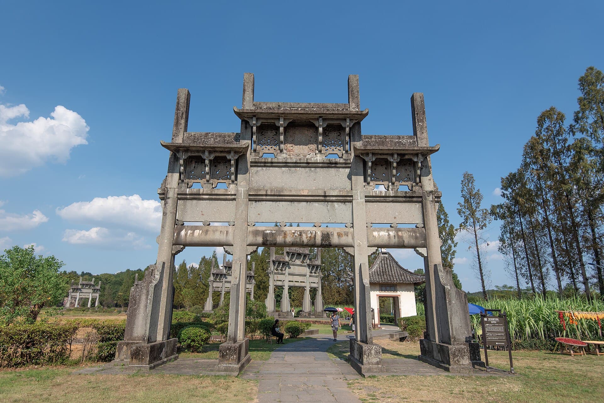 Tangyue Memorial Archways