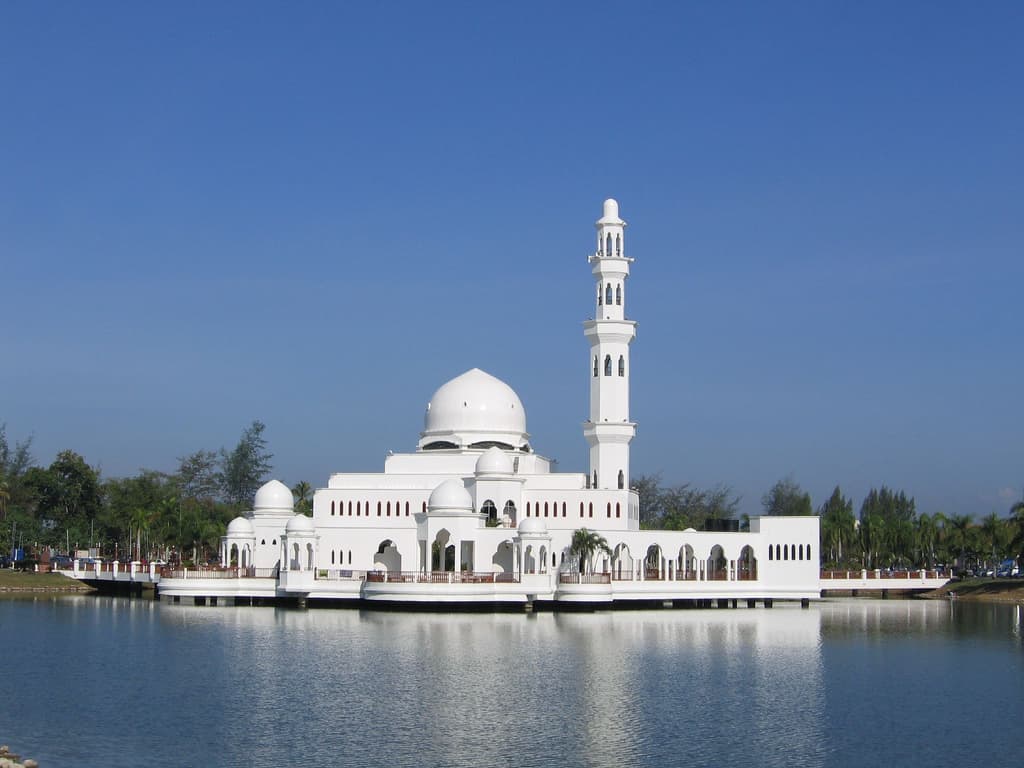مسجد تنكو تنغه زهرة (المسجد العائم)