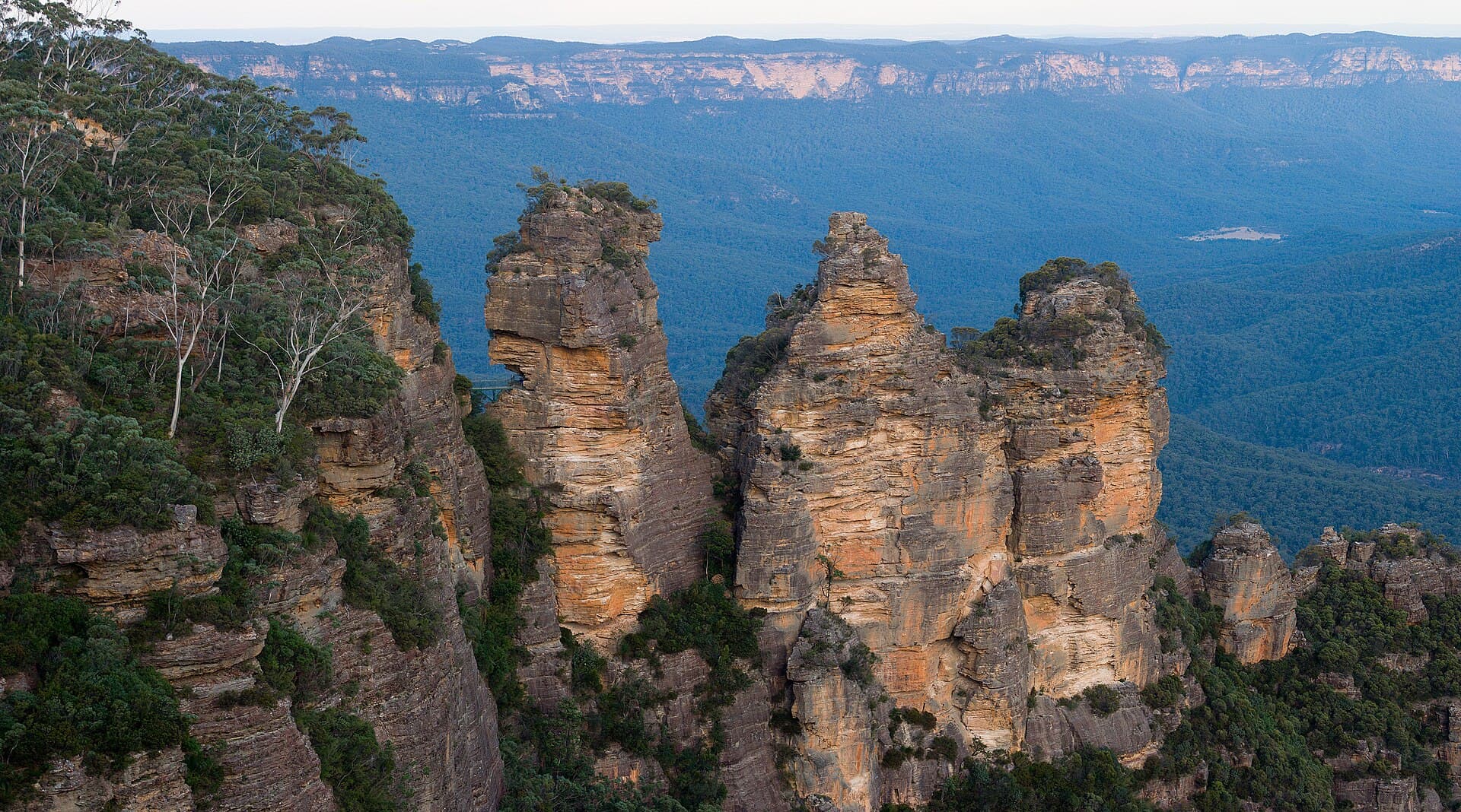 Three Sisters and Echo Point