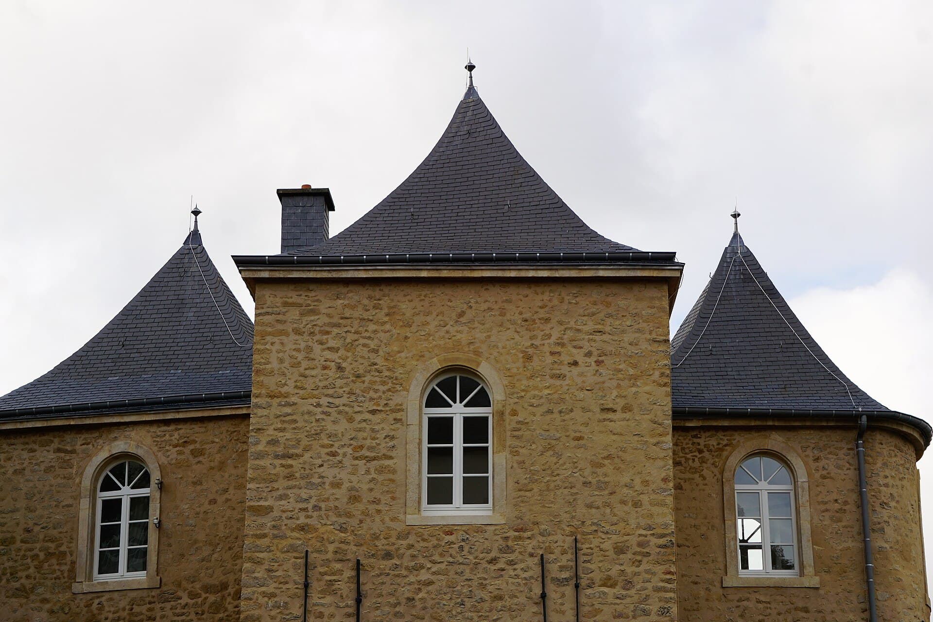 The enclosed courtyard between two successive gates