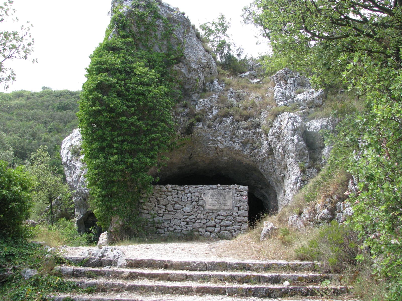 Tito''s Cave, Vis