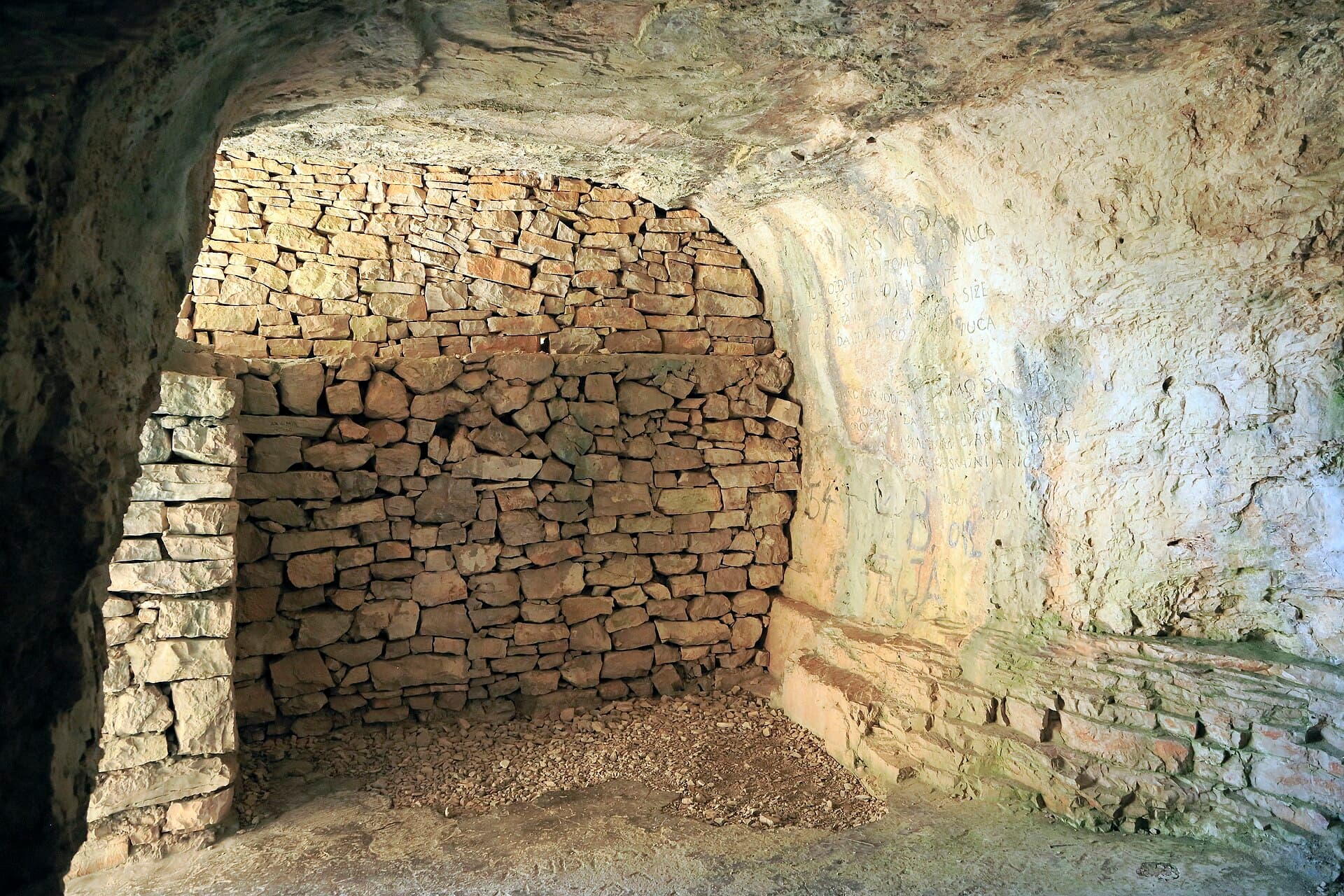 Tito''s Cave, Vis