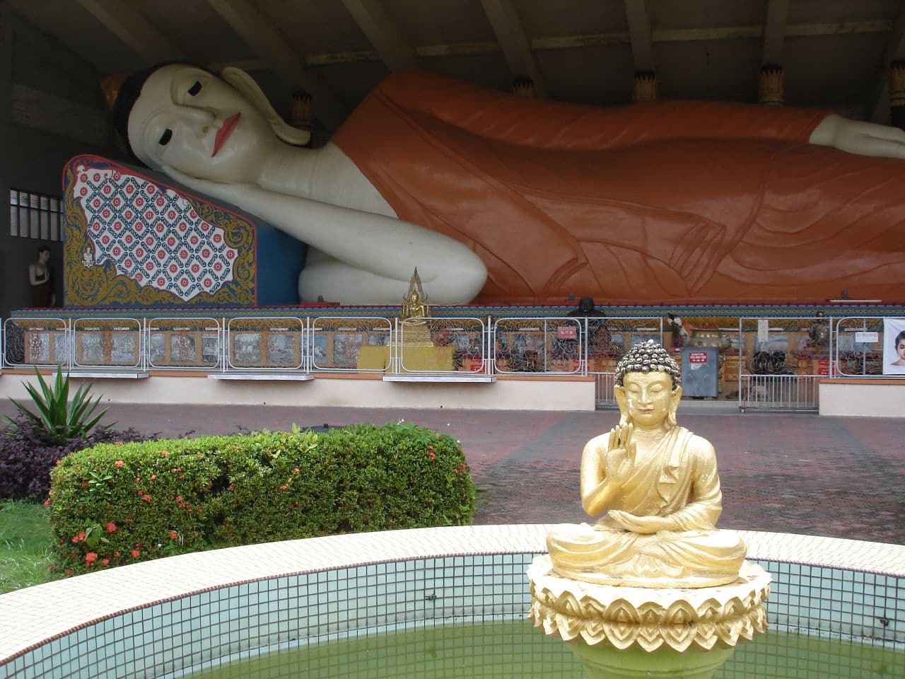 The reclining Buddha at Wat Phothivihan