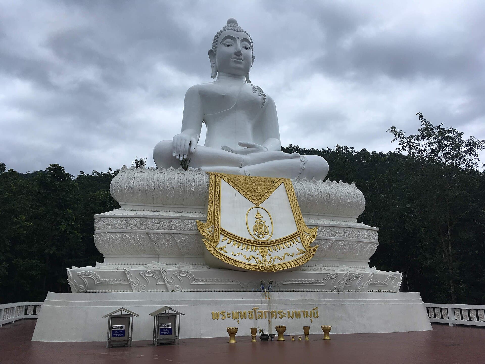 Wat Phra That Mae Yen (White Buddha)