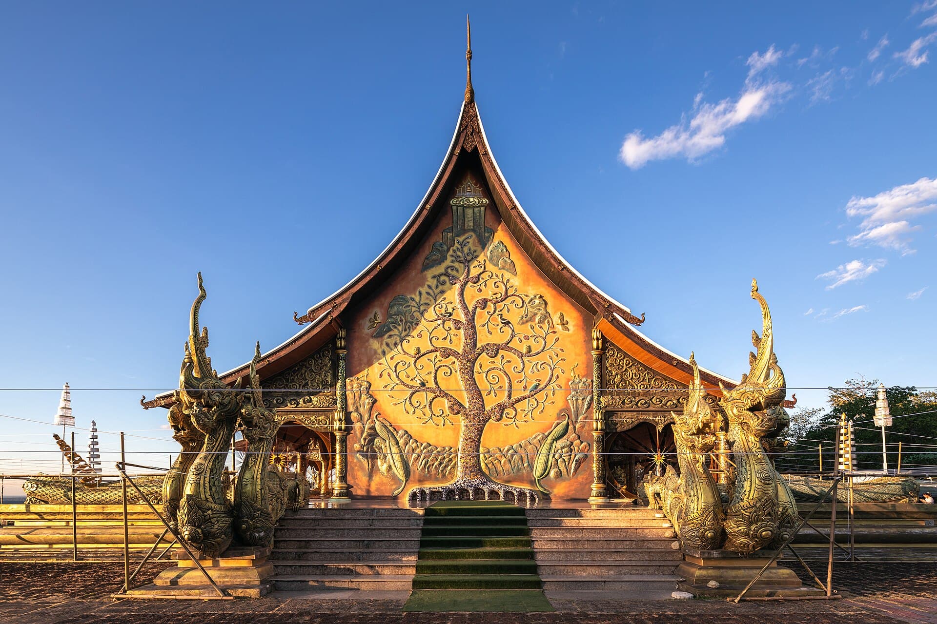 Wat Sirindhorn Wararam (Phu Phrao)