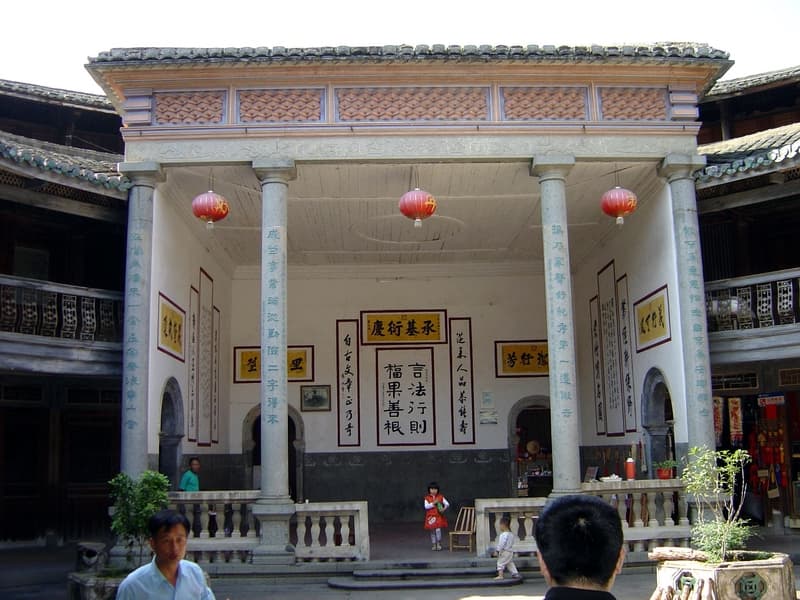 Zhencheng Lou and the Hongkeng Cluster