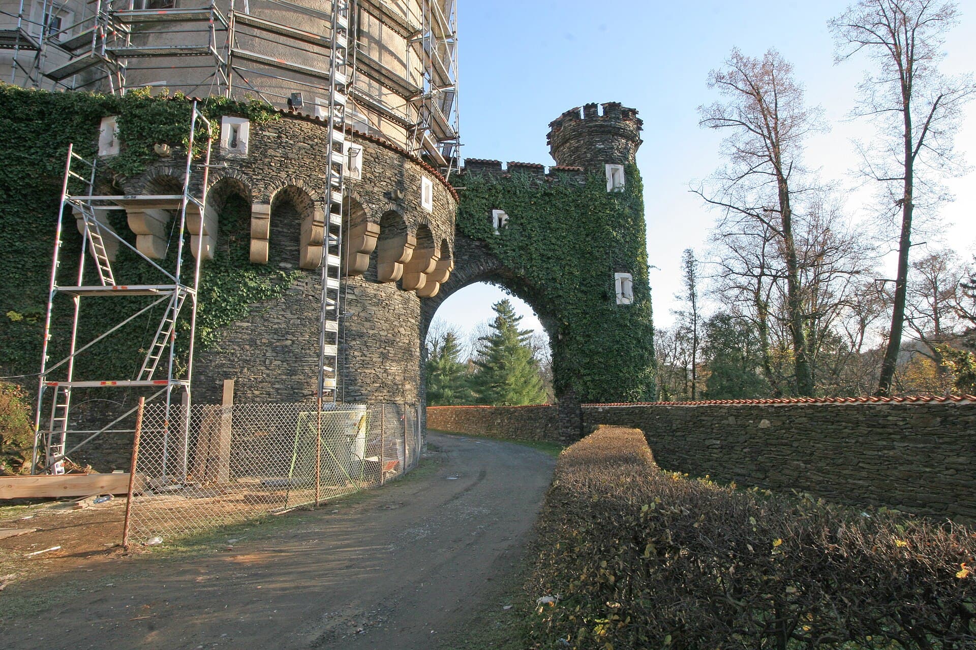 Žleby Château, Žleby