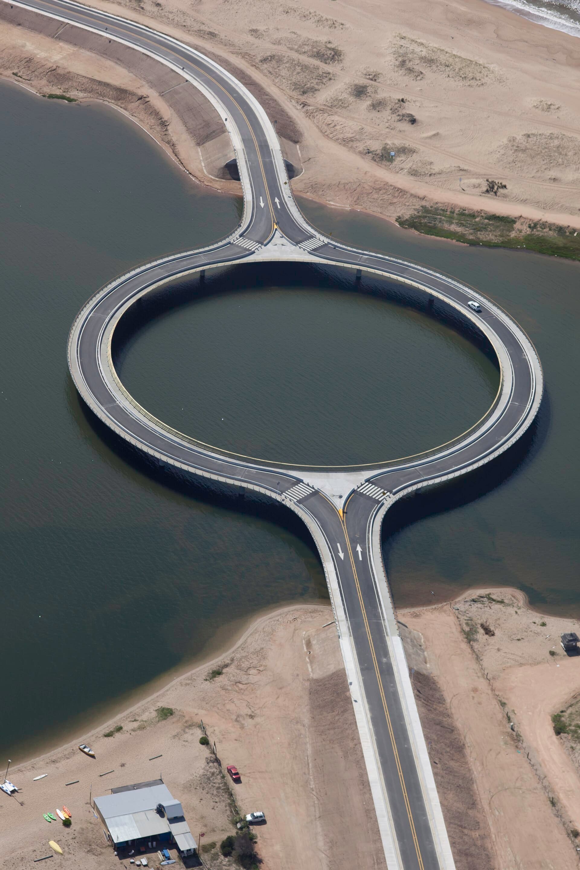 الجسر الدائري فوق بحيرة غارثون