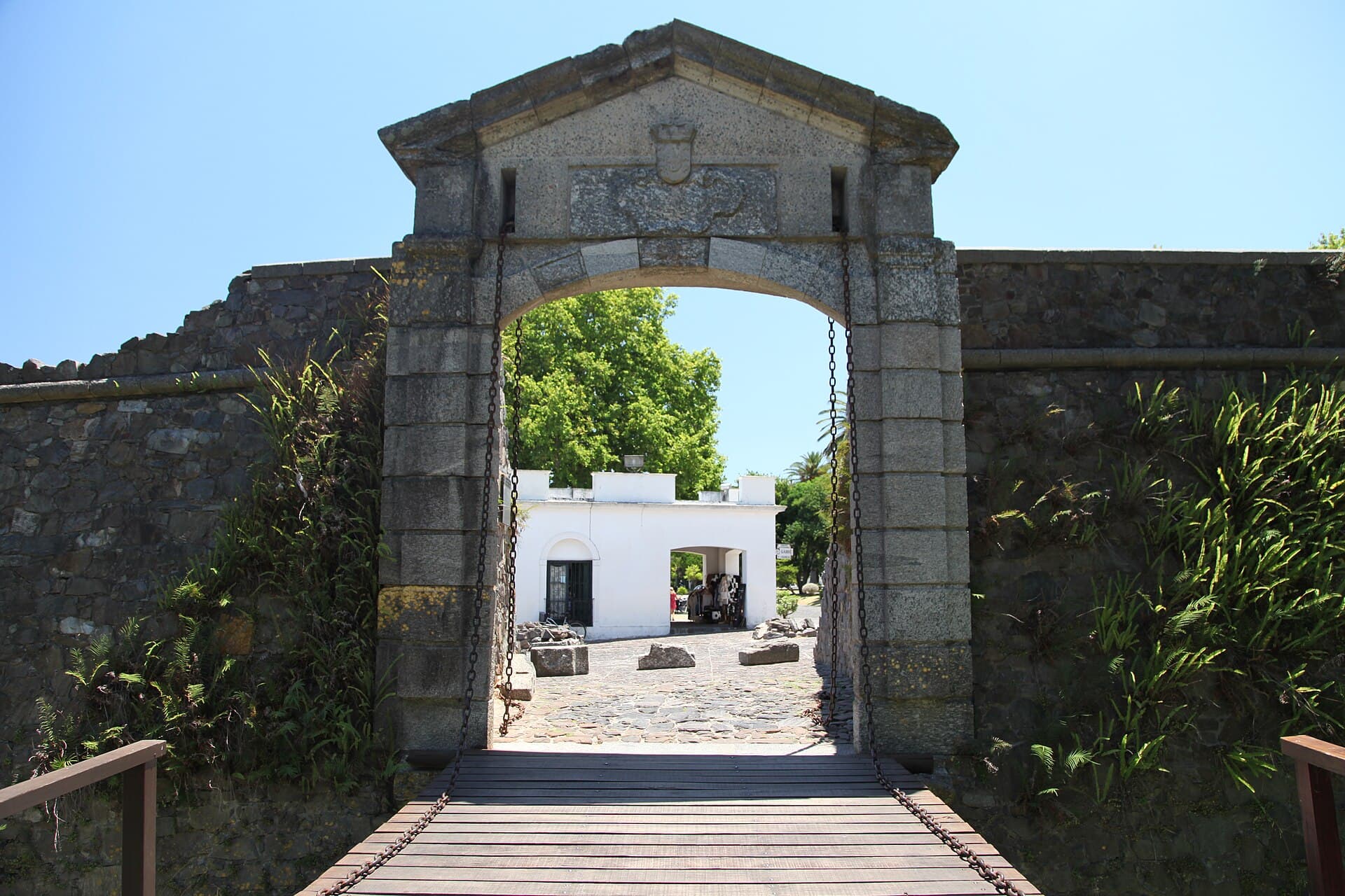 Portón de Campo and the Walls of Colonia